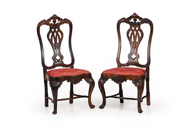 Par de cadeiras D. Jos&eacute;, do s&eacute;c. XVIII, em pau-santo entalhado. ENG Pair of D. Jos&eacute; chairs 