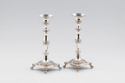 Par de casti&ccedil;ais em prata portuguesa, s&eacute;c. XIX. Peso total aprox.: 799 g. ENG Pair of Portuguese 