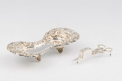 Tesoura de morr&otilde;es com bandeja em prata, s&eacute;c. XIX, P.: 290,5 g. (2). ENG Portuguese silver wick 