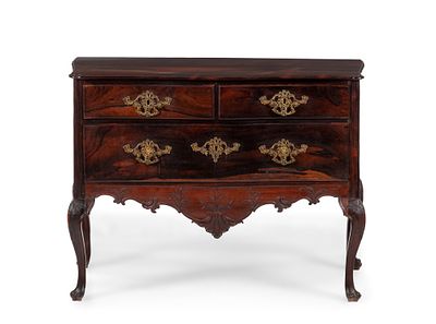 C&oacute;moda D. Jos&eacute; em pau-santo entalhado, com duas gavetas e um gavet&atilde;o. ENG D. Jos&eacute; chest of 