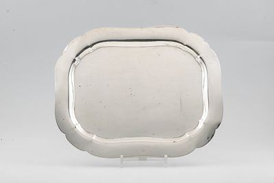 Tabuleiro em prata portuguesa de 833 mil&eacute;simos. Peso aprox.: 828,4 g. ENG Portuguese silver 