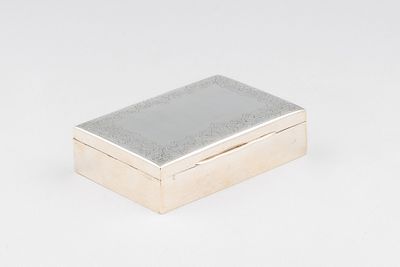 Caixa em prata de 833 mil&eacute;simos e madeira. Peso bruto aprox.: 613,6 g. ENG Portuguese silver 