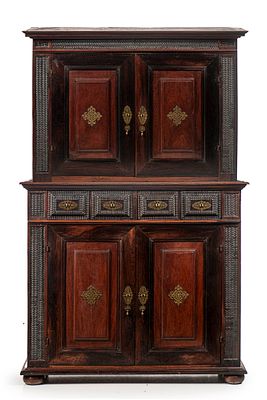 Arm&aacute;rio portugu&ecirc;s do s&eacute;c. XVII em pau-santo e vinh&aacute;tico, com duas gavetas e quatro portas. ENG 