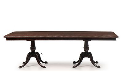 Mesa de jantar estilo D. Jo&atilde;o V, em pau-santo entalhado. ENG D. Jo&atilde;o V style dining table, in 