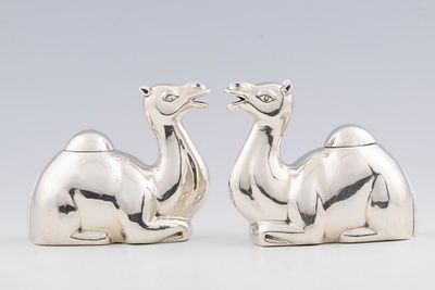 Par de recipientes/bules com tampa em forma de dromed&aacute;rios em prata, 835 mil&eacute;simos, P. aprox.: 