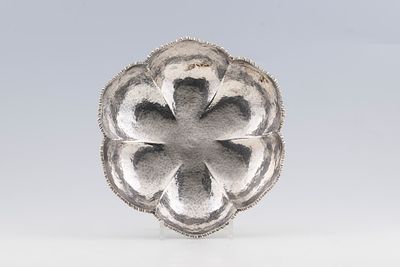 Ta&ccedil;a em prata martelada de corpo gomado, s&eacute;c. XX, 916‰, Peso aprox.: 935,9 g. ENG Hammered 