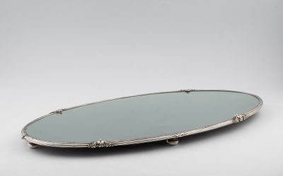 Grande "plateau" em prata de 833‰, espelho e madeira,. ENG Large elliptical "plateau" with a 