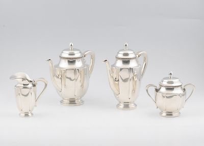 Servi&ccedil;o de ch&aacute; e caf&eacute; em prata 833‰, s&eacute;c . XX, composto por 4 pe&ccedil;as. Peso aprox,; 3032,1 g. ENG 