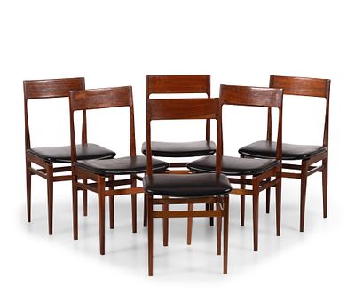 Conjunto de 6 cadeiras, segundo design n&oacute;rdico, em madeira pintada, estofadas a napa. ENG Set of 