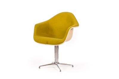 Cadeira do s&eacute;c. XX, segundo design de Charles e Ray Eames, para a Herman Miller. ENG 