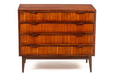 C&oacute;moda design n&oacute;rdico, d&eacute;cada de 60, em madeira ex&oacute;tica, com quatro gavet&otilde;es. ENG Nordic design 