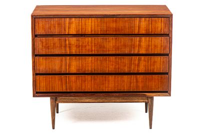 C&oacute;moda, design n&oacute;rdico, d&eacute;cada de 60, em madeira ex&oacute;tica, com quatro gavet&otilde;es. ENG Comfortable 