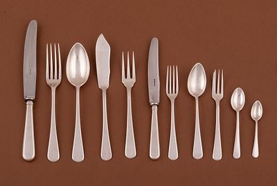 Parte de faqueiro em prata, 833‰, Peso bruto aprox.: 4924 g. + 1 colher em metal (103+1). ENG 