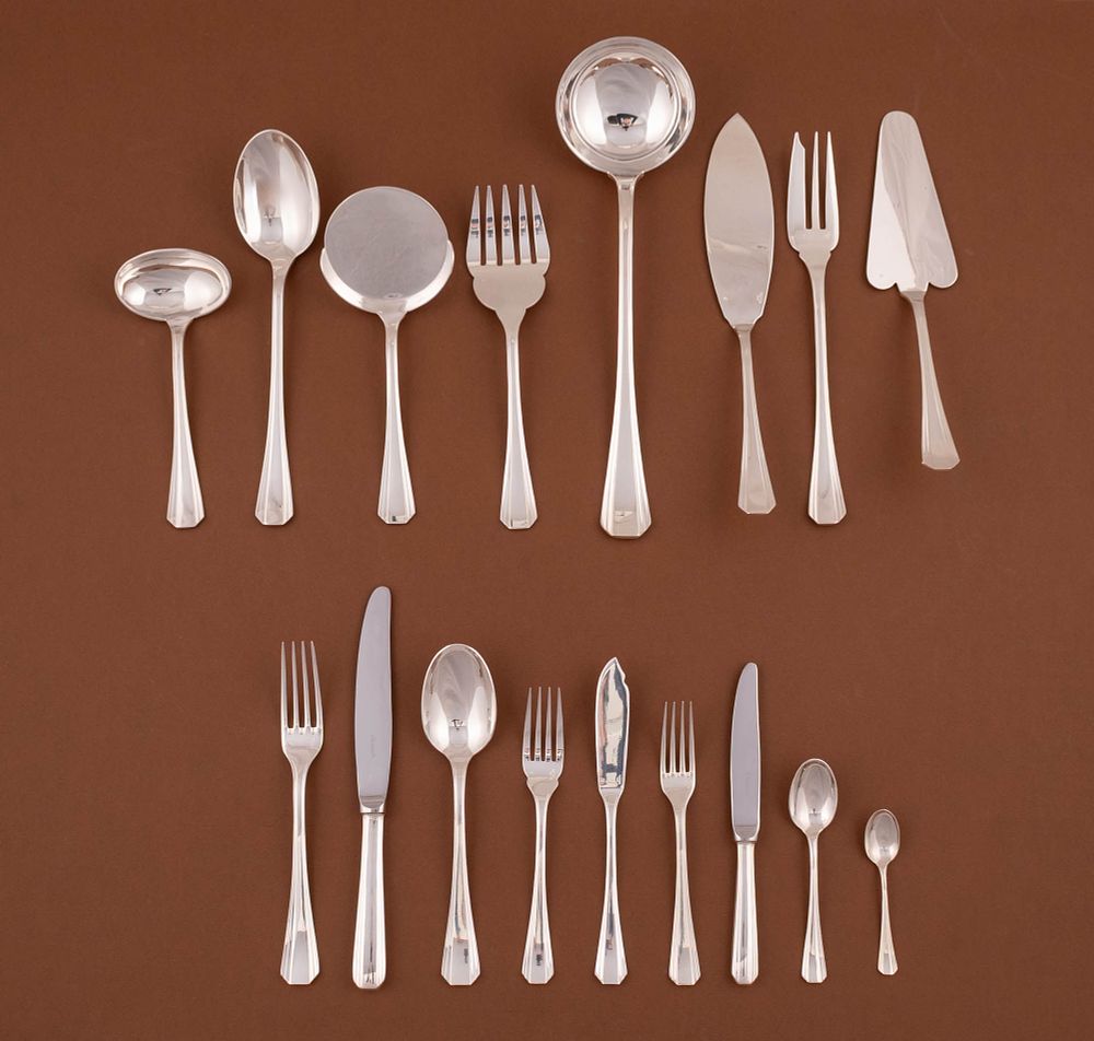 Faqueiro em metal prateado, marcado Christofle, 116 pe&ccedil;as. ENG 
Silver-plated cutlery set 