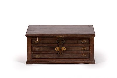 Faqueiro em prata portuguesa, com estojo com tampa e gavetas, Peso total bruto aprox. faqueiro: 