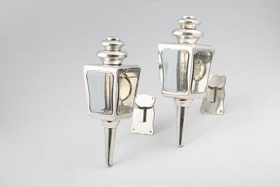 Par de lanternas de carro de cavalos em lat&atilde;o. ENG Pair of brass carriage lanterns. With three 