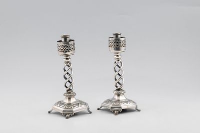 Dois casti&ccedil;ais em prata portuguesa, s&eacute;c. XIX, P- aprox. casti&ccedil;ais: 1100 g. (2). ENG Two 