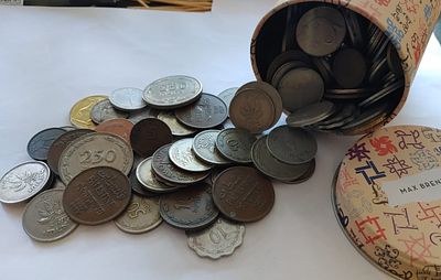 אוסף גדול של מאות מטבעות ישראל בעיקר - פרוטה, לירה. יש גם מטבעות מנדט. 840 גרם.