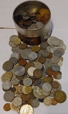 מאות רבות של מטבעות חו"ל. לא נבדק ויתכן שיש מציאות. בתוך קופסא ישנה של סוכריות ספלנדיד של עלית. 