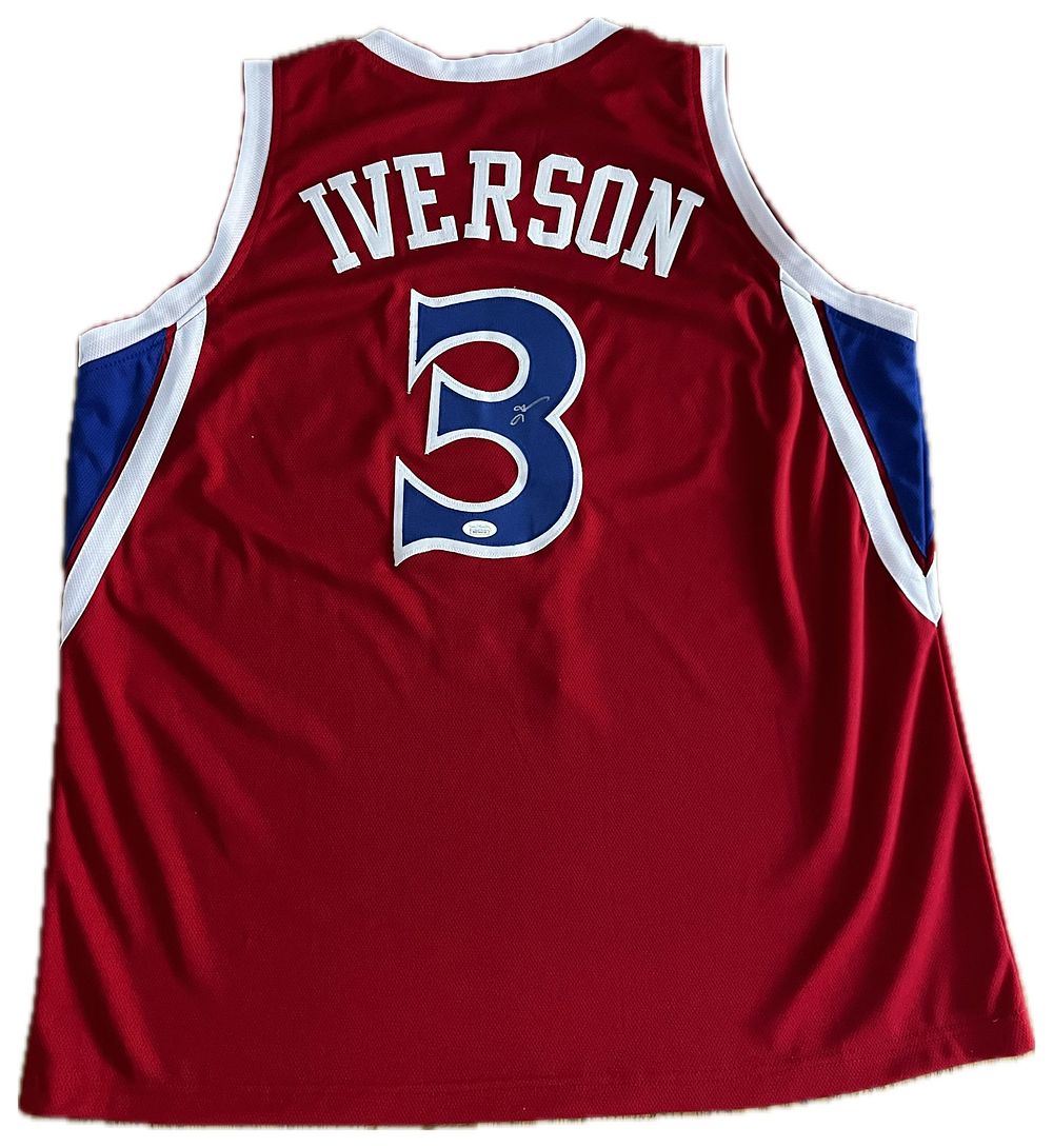 חולצה חתומה בידי Iverson חולצה נדירה ומאומתת. בשל כפילות הפריט ירד, אותו פריט נמצא בפריט 27.
