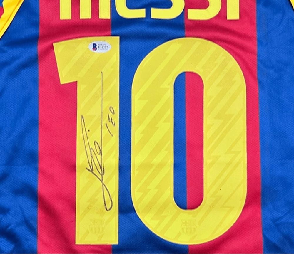 ליונל מסי השחקן הטוב בעולם! חתימה ידנית ומאומתת בחברה הטובה בעולם BECKETT
חולצה רישמית של ברצלונה.