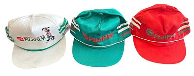 שלישיית כובעי מצחיה של FUJIFILM במצב טוב עם סגירת טיקטקים