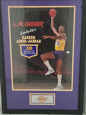 אספנות - כדורסל NBA : תמונה נדירה עם חתימה אישית של קארים עבדול ג׳אבר , ממוסגרת גדולה 63X87 ס״מ 
