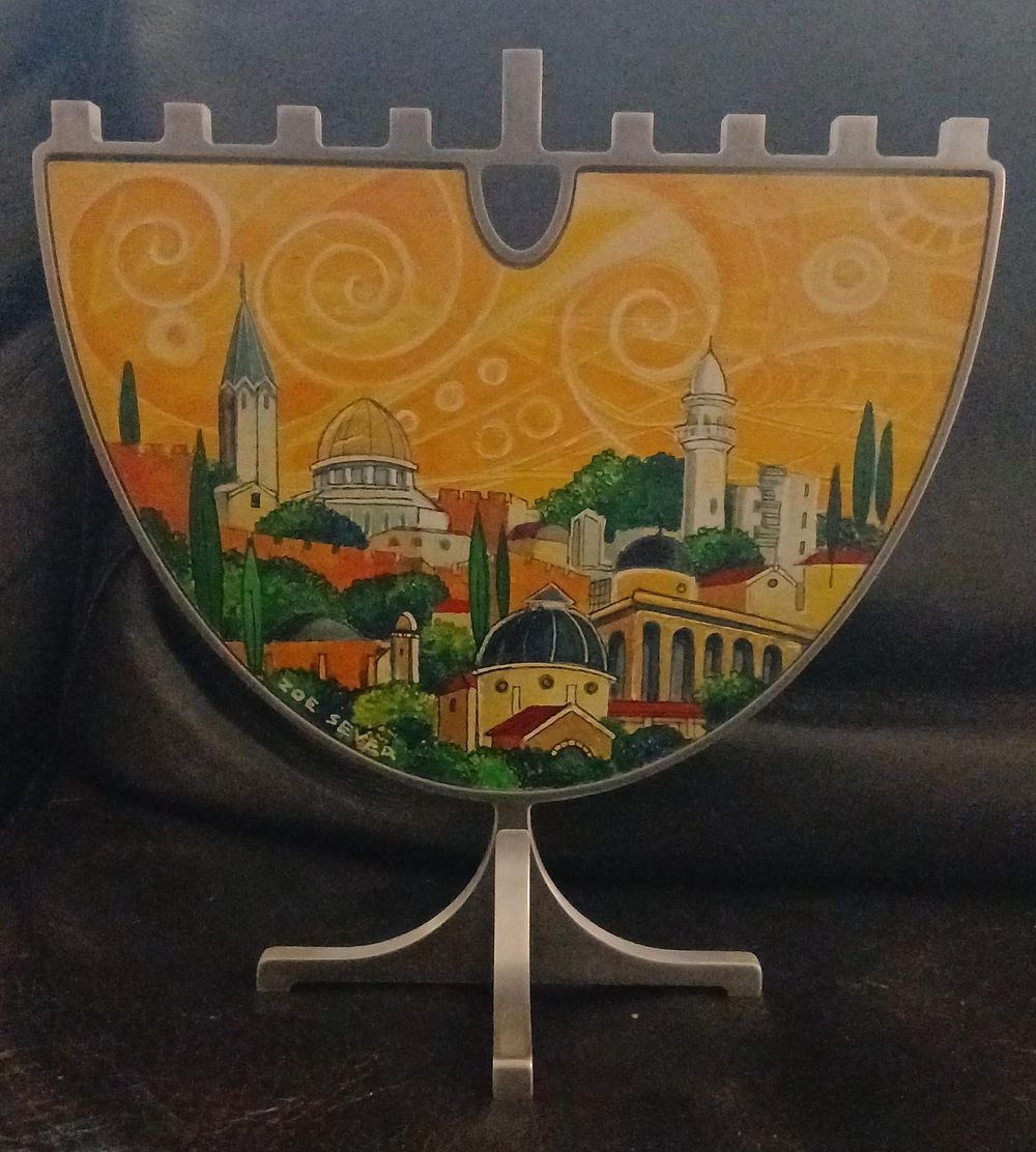 זואי סבר
חנוכייה עם ציור יד
נדיר!