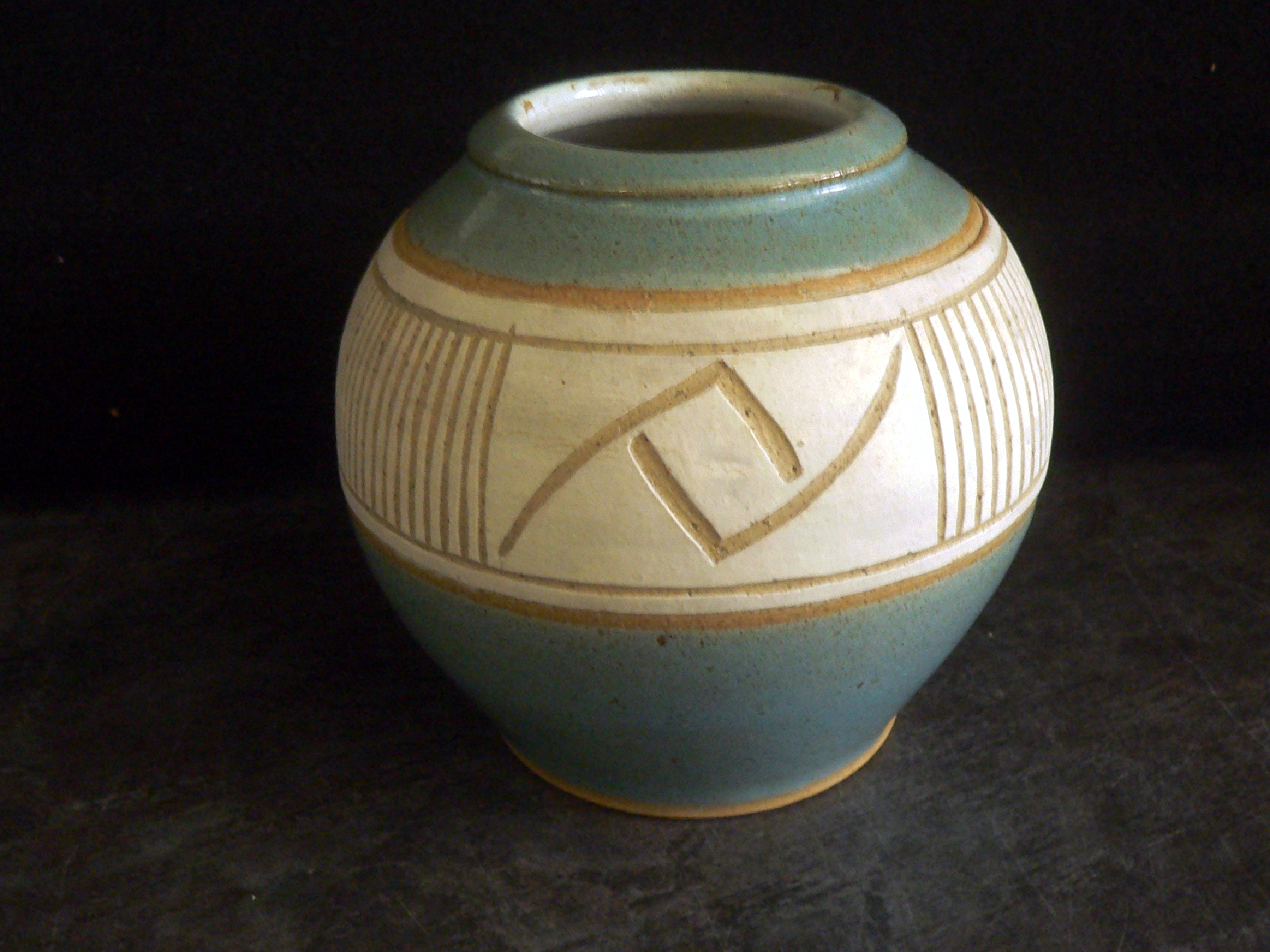 Modern pottery vase - VGC
