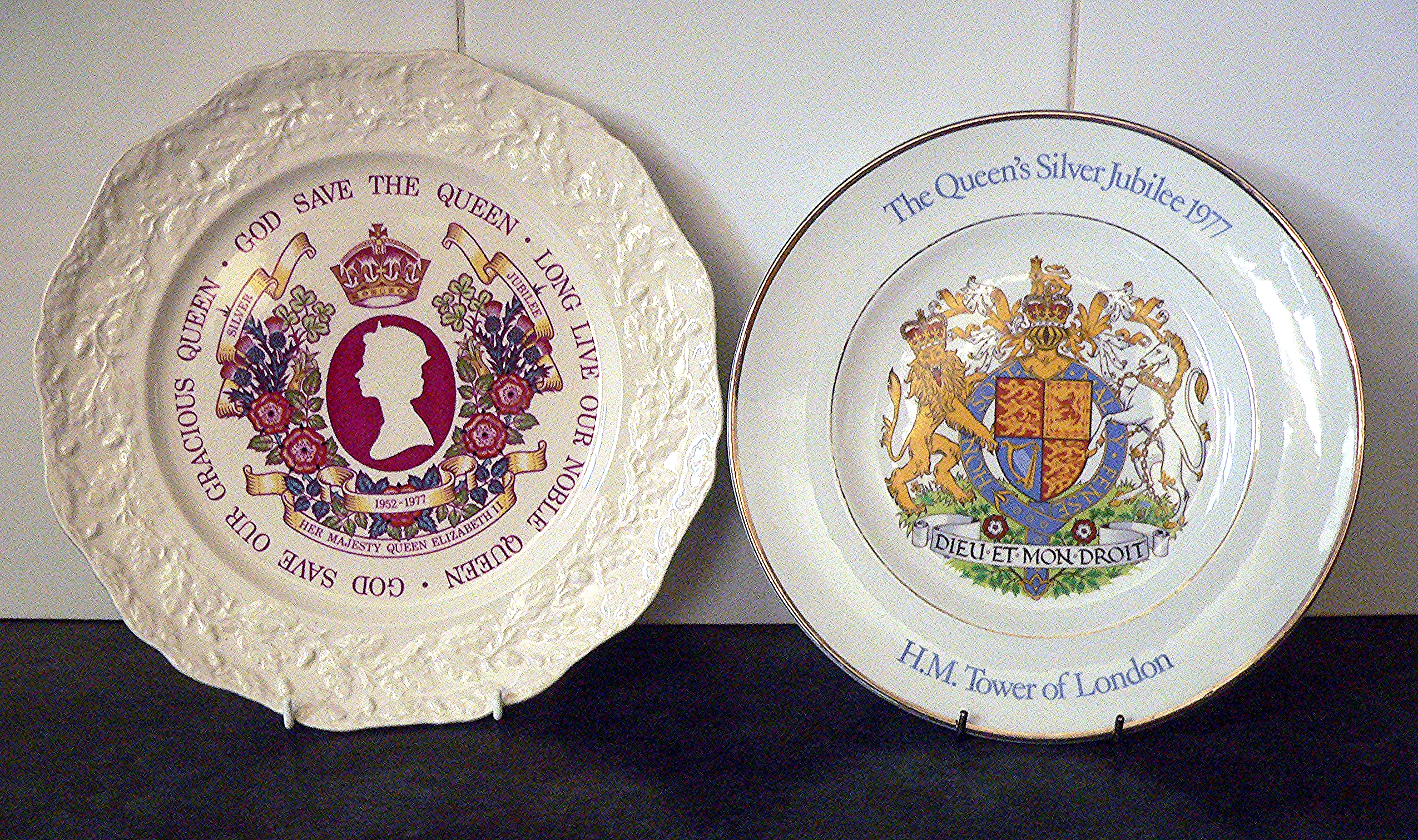 Pair of QEII 1977 Silver Jubilee 10" plates
