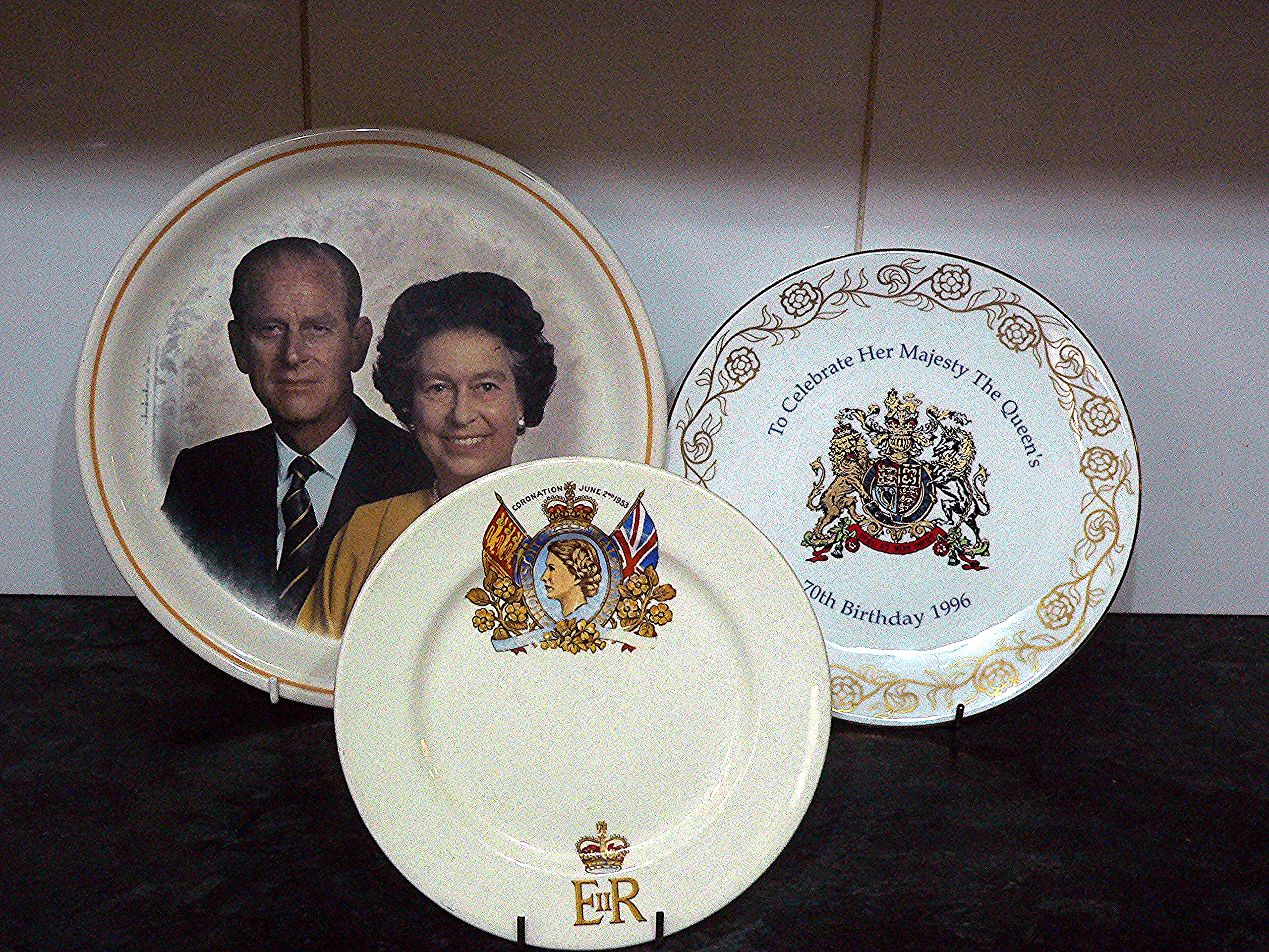 Trio of QEII plates including 1953 Coronation plate & 1996 70th Birthday plate