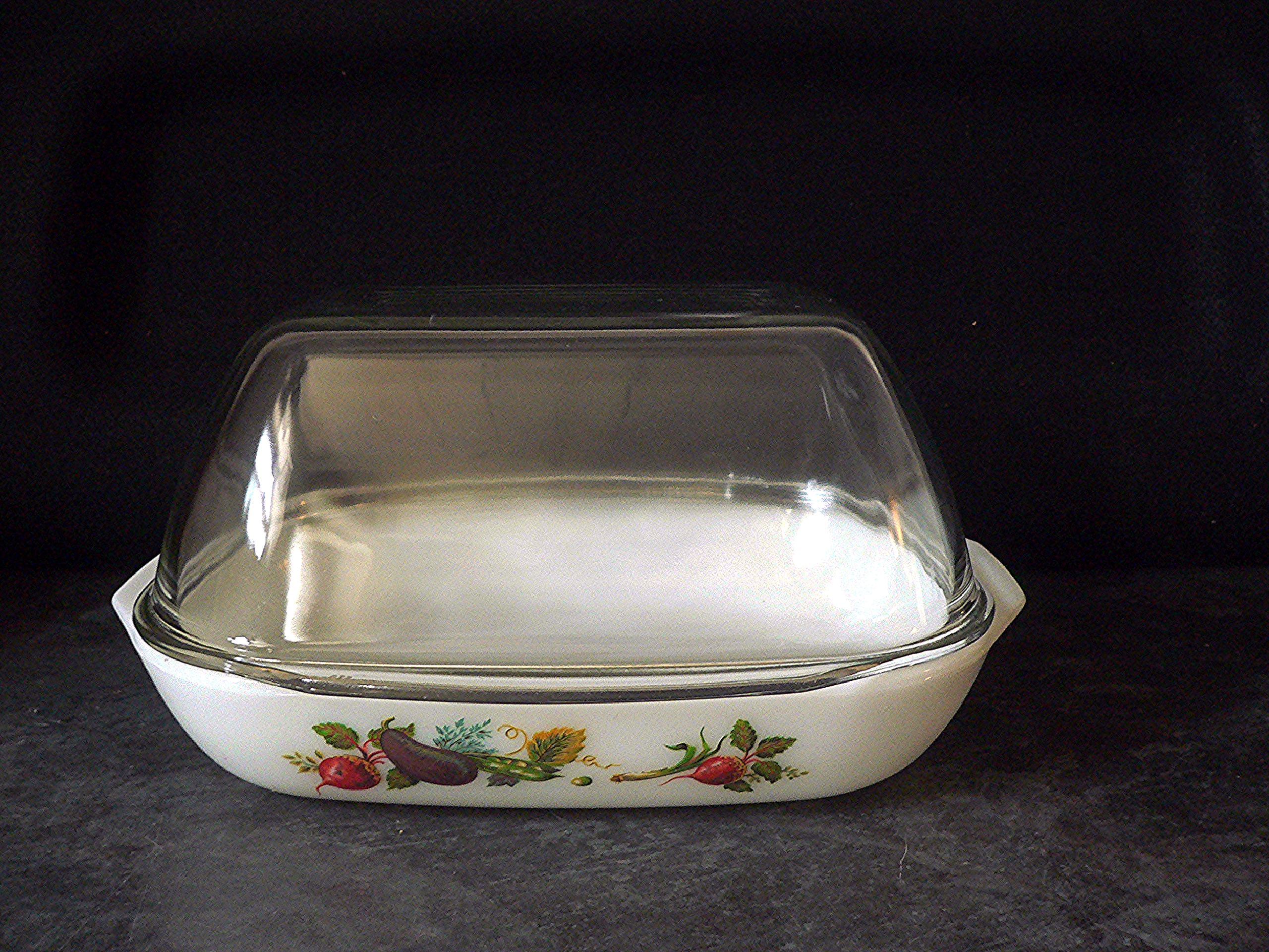 NO POST - 1970s Large, Pyrex, covered casserole dish / EasyRoast dish.