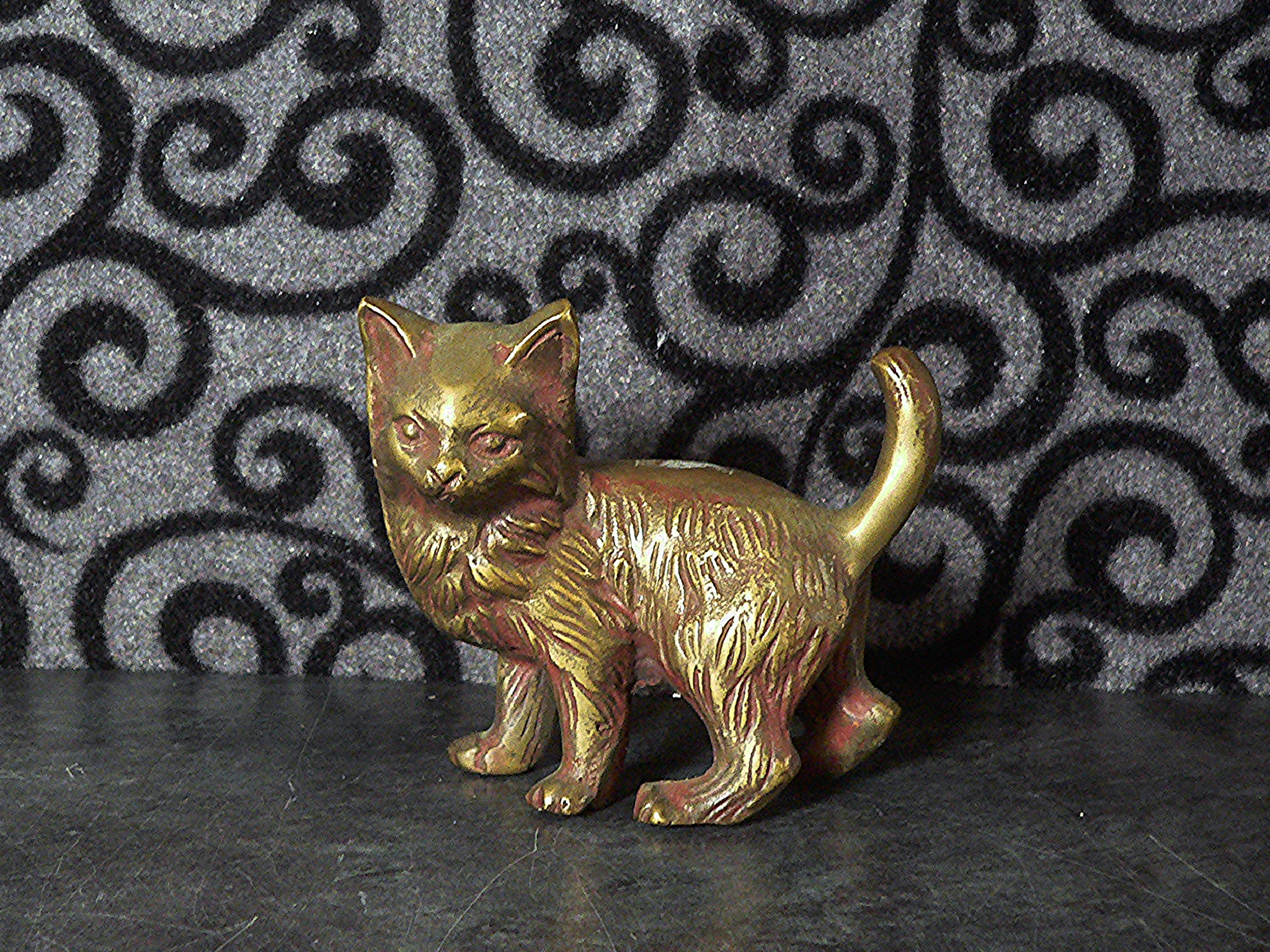 A prowling brass cat - 385g
