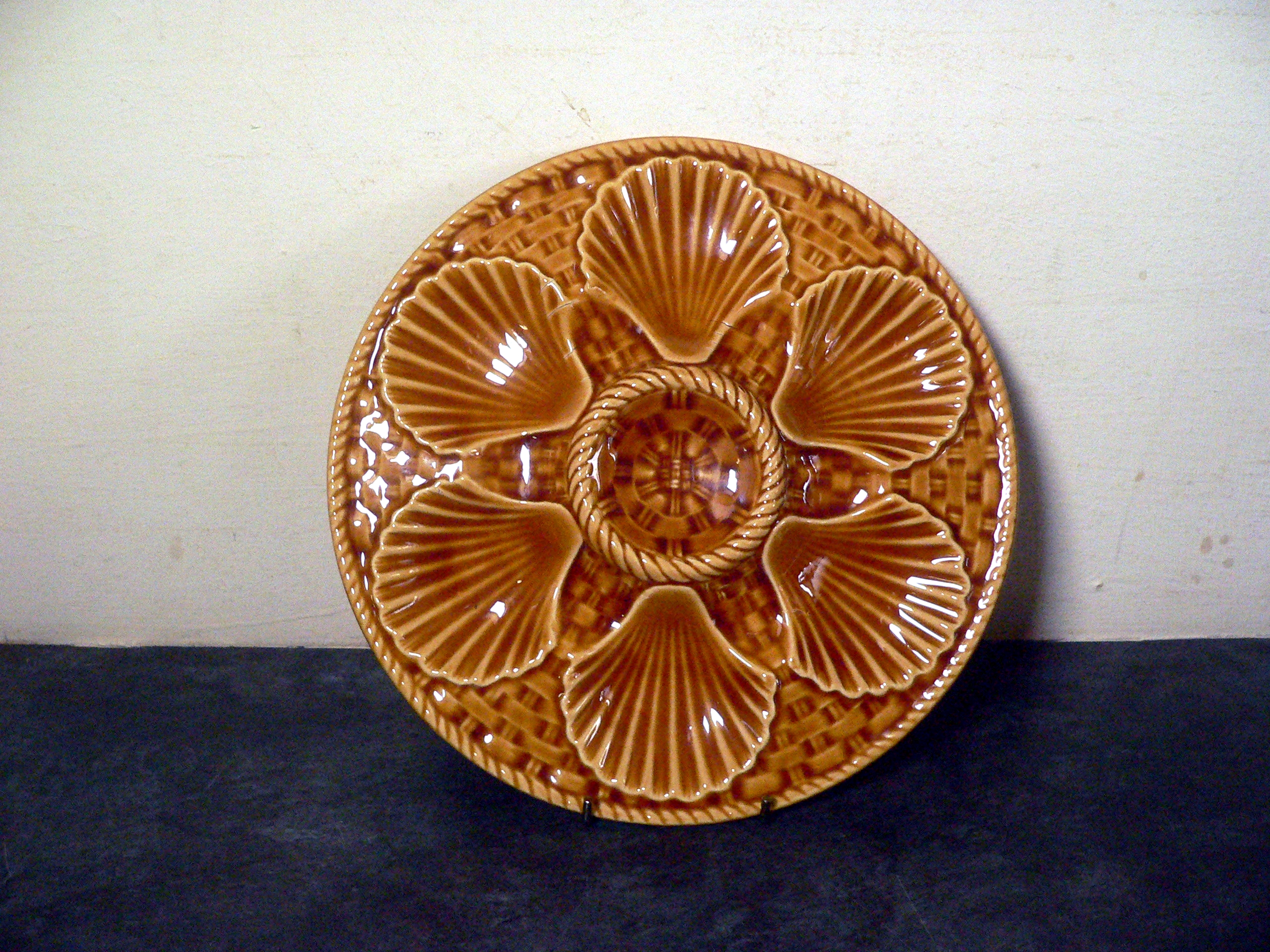 Vintage Majolica style scalloped 24cm diameter oyster plate