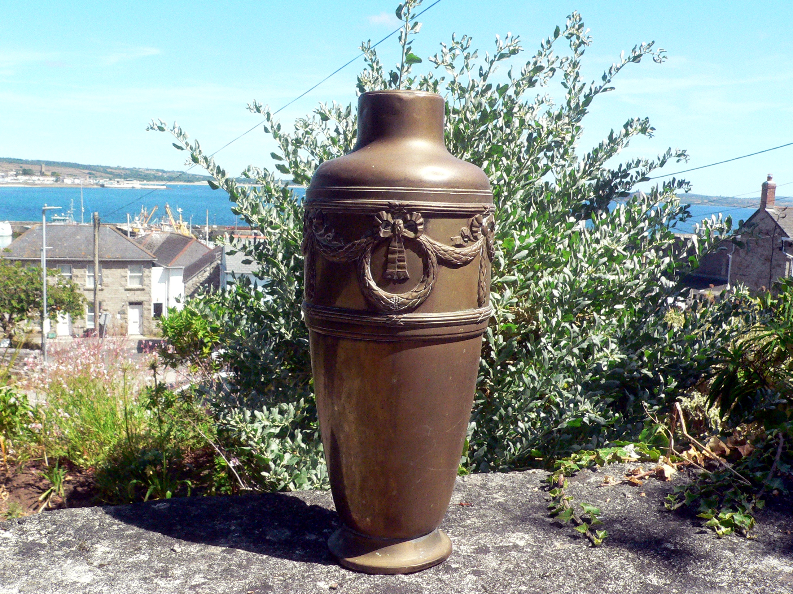 Large brass/copper Beldray style urn/vase/stick stand
