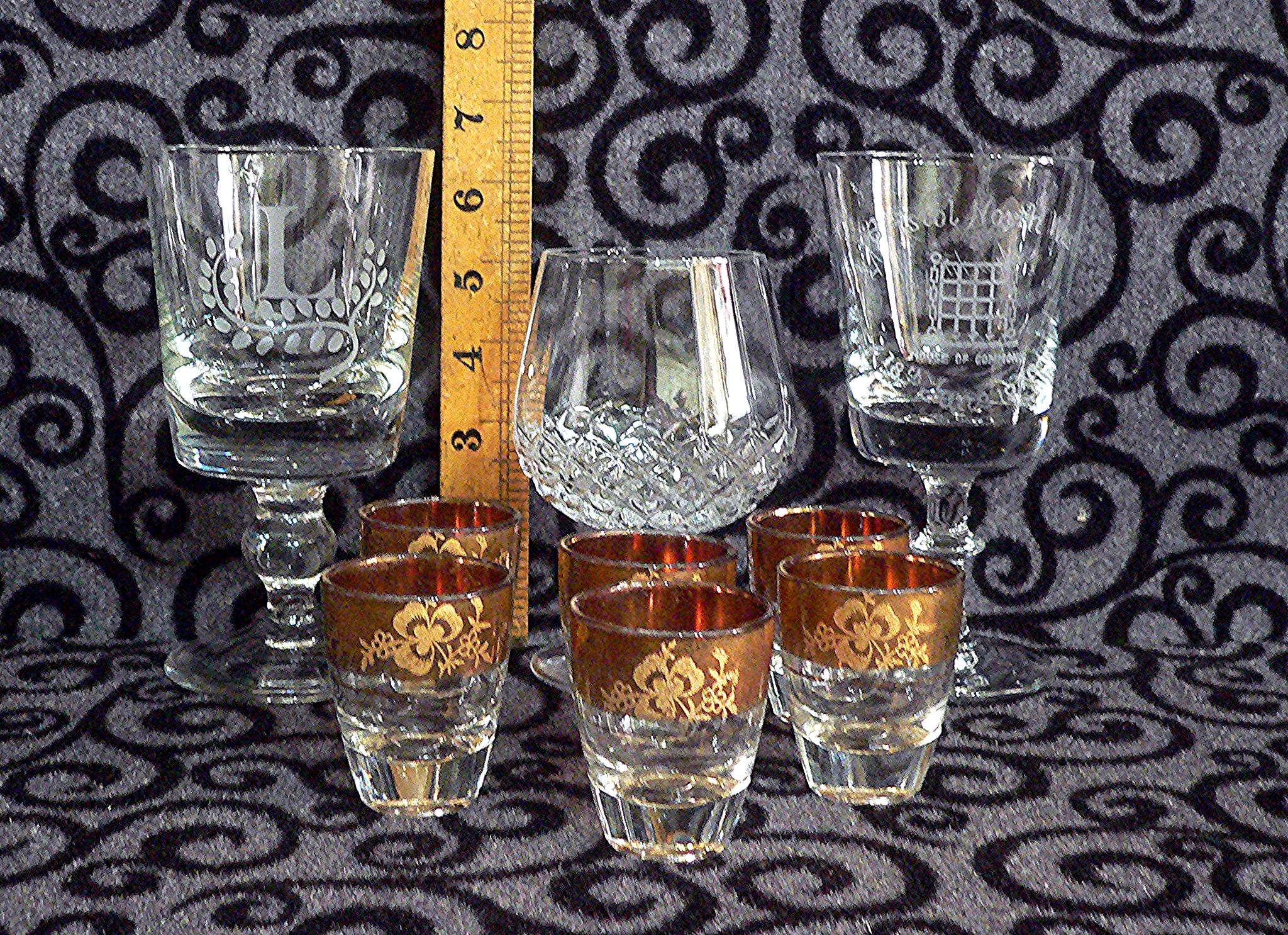 3 x crystal glasses (including 1970, Bristol North West, House of Commons glass - on right at the back) and 6 x mid century shot glasses with gold bands. NO Post on this lot.