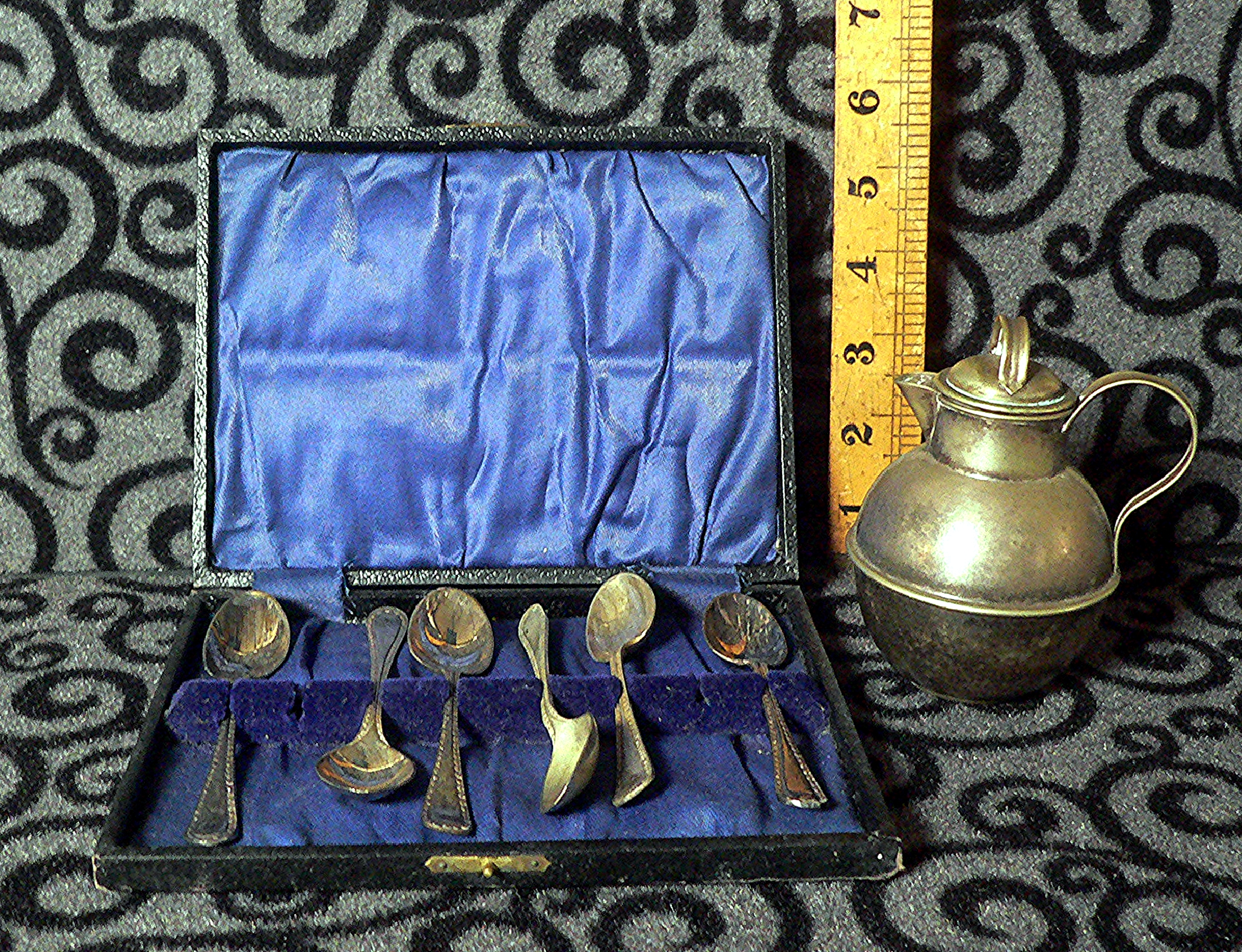 Cased silver plated spoons and a silver plated jug