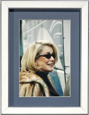 [Автограф Катрин Денев] Фотография Катрин Денев с автографом. 2003 г.
. 10 х 15 см