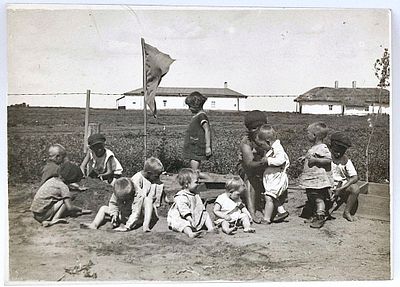 (П) Фотография "В авангарде колхозного движения". Бумага, фотопечать 
18,5 х 14 см 
Перепечатка 