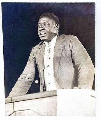 (П) Фотография выступления Поля Робсона. Бумага. фотопечать 
13,8 х , 11,2 см 
Перепечатка 