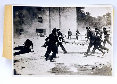 (П) Фотография "Подготовка к войне"
. Бумага, фотопечать 
19.5 х 15 см 
Перепечатка с фотографии 