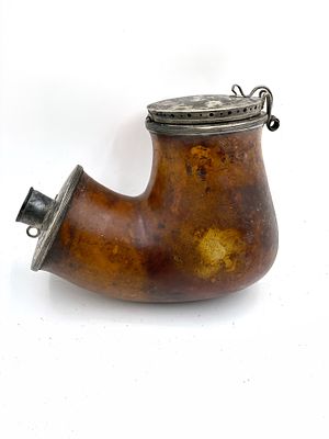 (П) Трубка курительная. Нач. XVIII в. . Рог, металл. 17 х 14 см 
Клейма: IFS