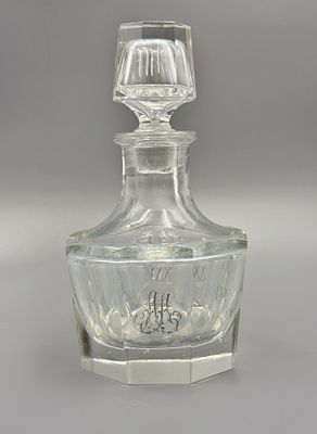 (П) Штоф граненый с инициалами "АА". . Стекло, гранение. В - 21 см На пробке два скола.