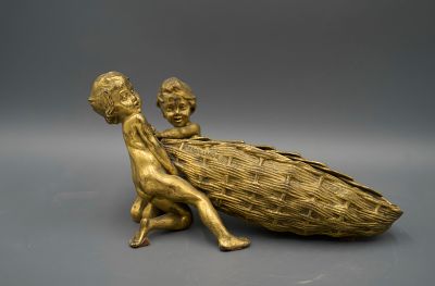 (П) Рауль Франсуа Ларше (1860-1912) - Настольная композиция, лоток "Путти с корзиной". 