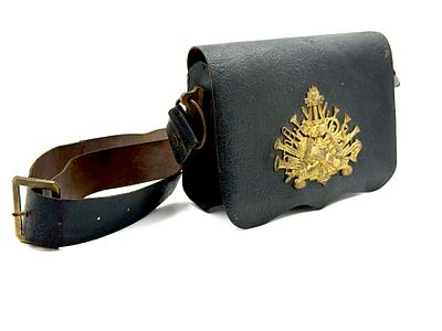 (П) Лядунка с ремнем. Западная Европа, XIX в. Кожа, латунная накладка.16 х 21 см 
Надрыв ремня.