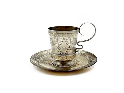 (П) Кофейная пара. XIX в. Серебро, чеканка, чернение. 
Проба на дне 84. 
Д. блюдца - 12 см 
В - 