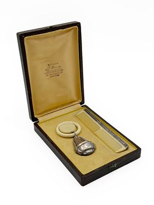 (П) Набор детский с погремушкой и гребнем. XIX в. В футляре. Серебро (проба 800), кость.