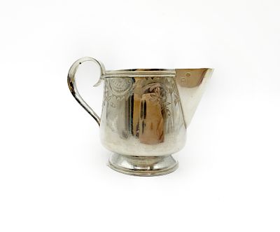 (П) Молочник серебряный с гравировкой на флористический мотив. 1895-1917 гг. Серебро 