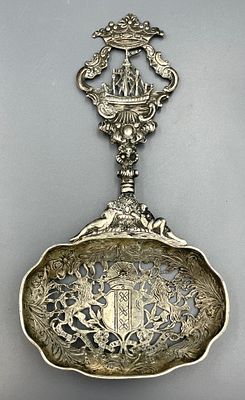 (П) Столовый прибор с гербом. Германия, Кон. XIX - нач. XX вв. Серебро, 20 х 11 см. 
Клеймо 800 