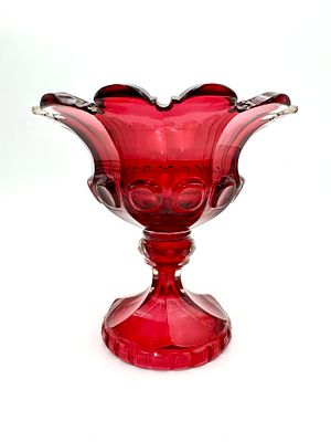 (М) Ваза с фестончатым краем. Середина XIX в. Двухслойное стекло, резьба. Высота - 17 см 